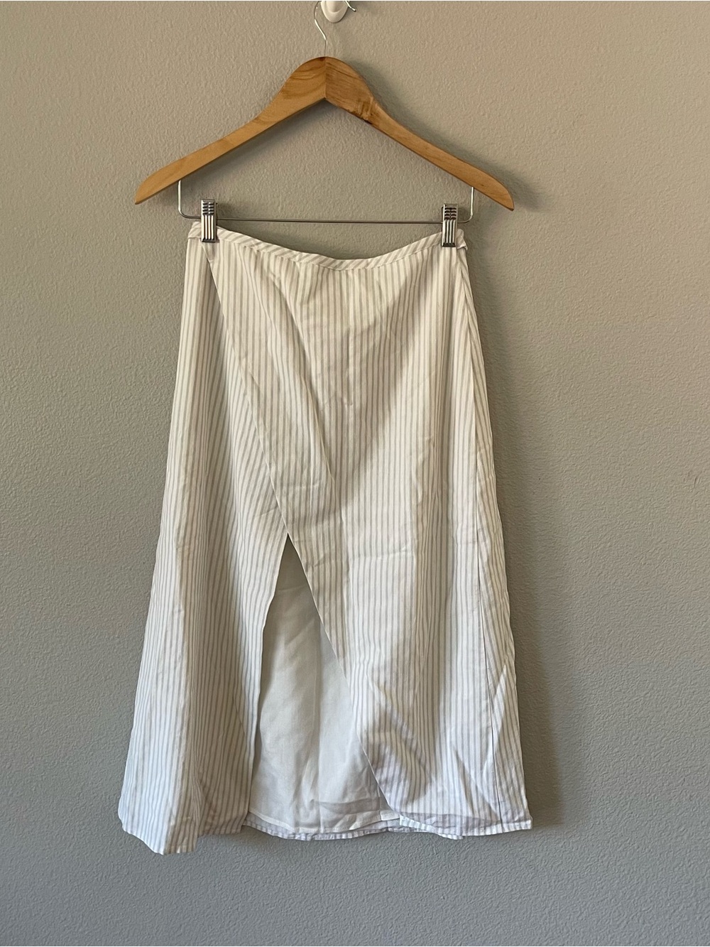 Charlie Holiday Striped Linen Blend Midi Wrap Skirt Size 6 White/Gray